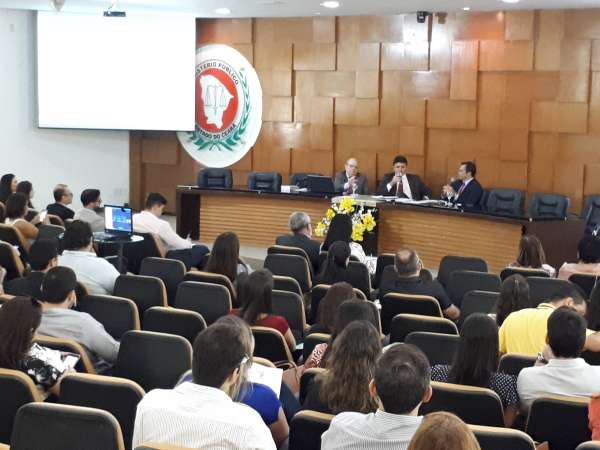 O Procurador-Geral, Juvêncio Viana, se mostrou extremamente feliz em participar do seminário e debater acerca do Novo Código Processual, com ênfase nas inovações que propiciam a solução das controvérsias e o sistema de precedentes introduzido pela nova lei.