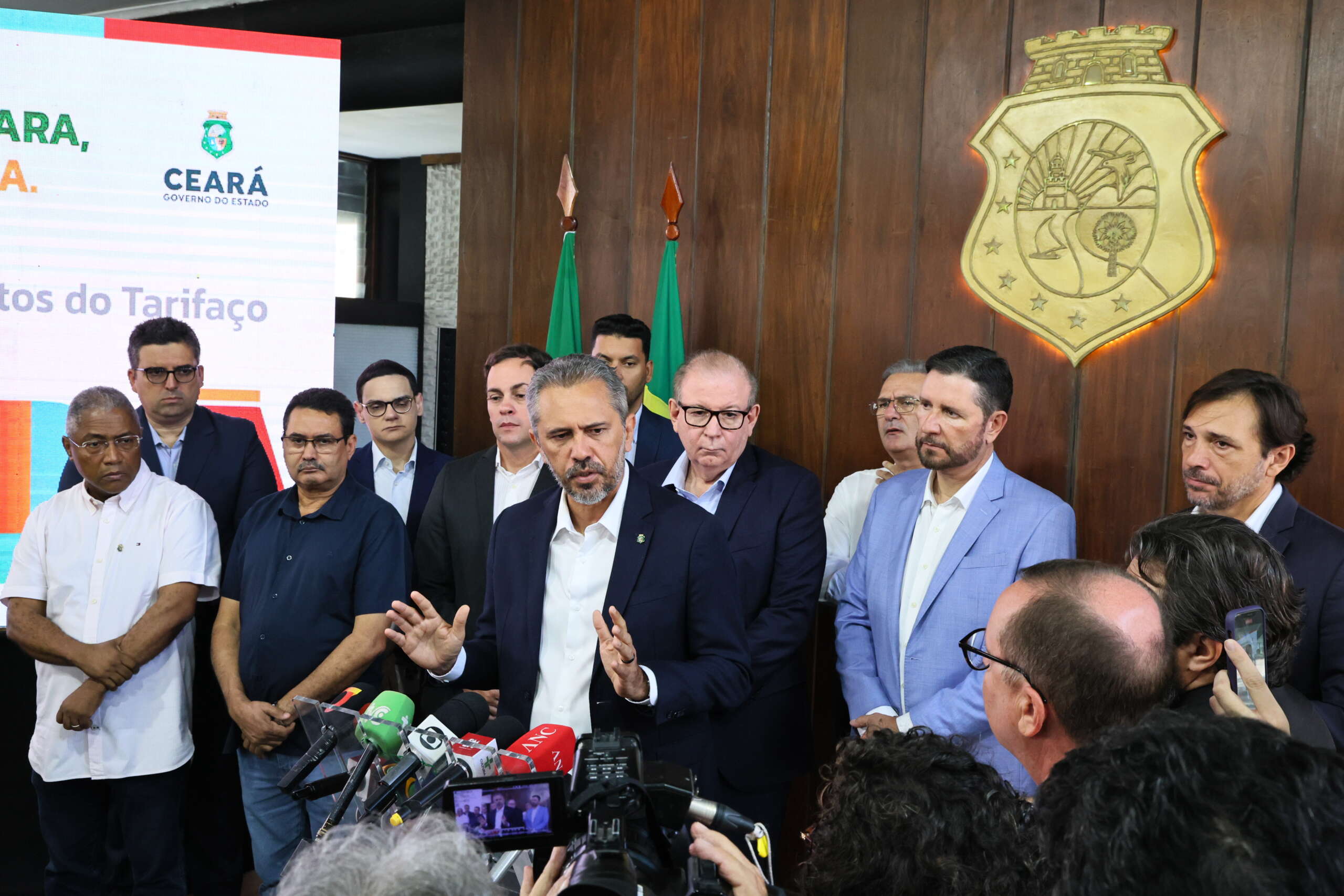 PGE-CE participa de assinatura do decreto em apoio às empresas cearenses afetadas pelo tarifaço dos EUA